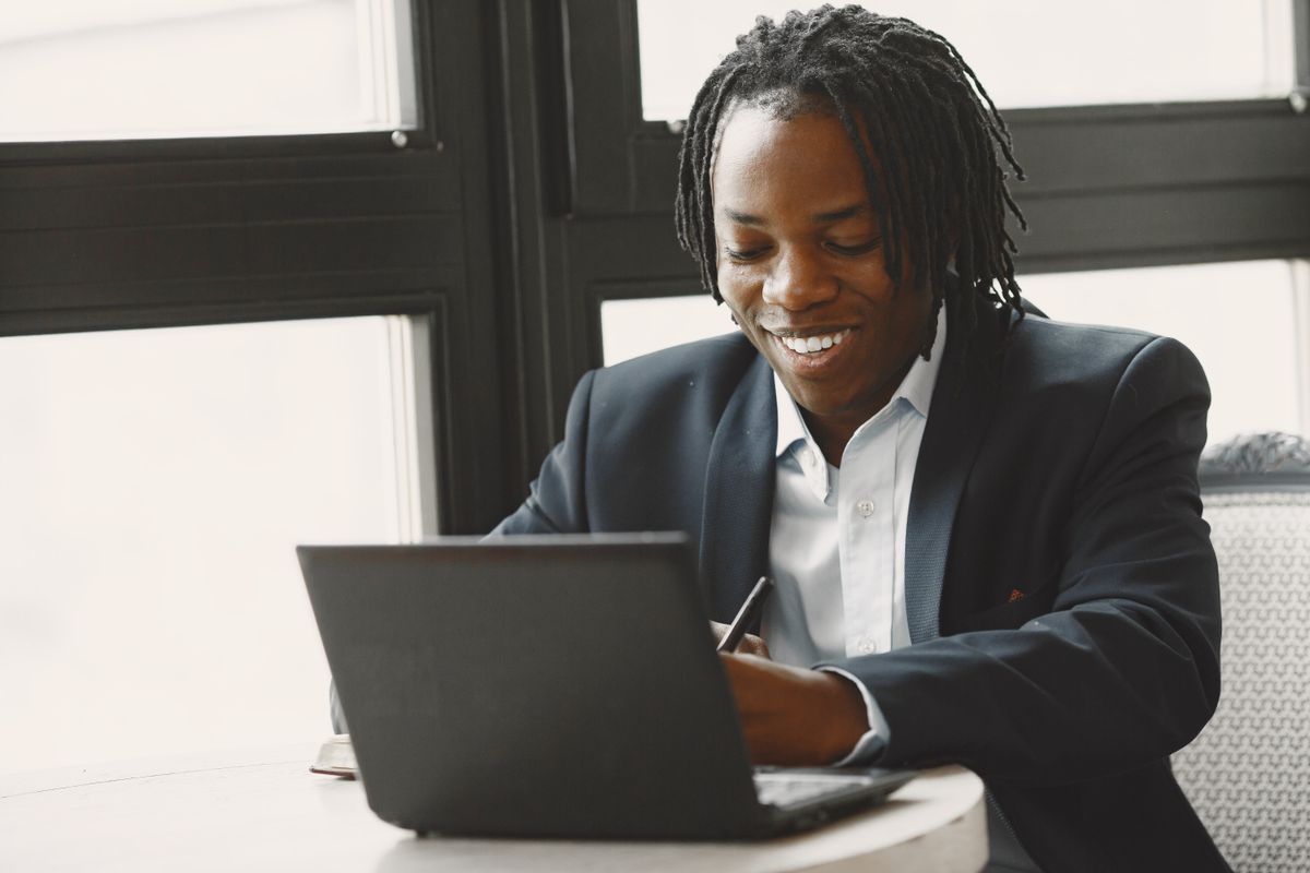 Persona trabajando en la migración a Microsoft 365